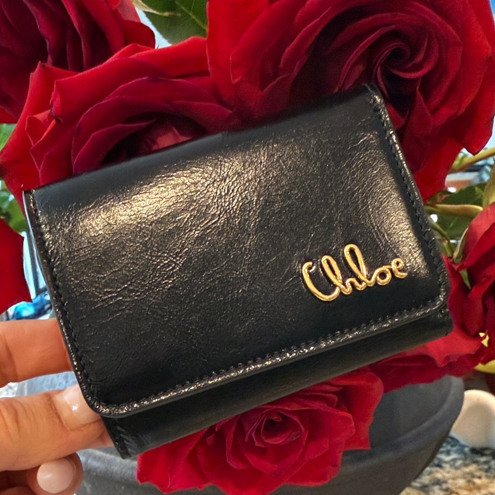CHLOÉ ICONIC SMALL WALLET WITH COIN POCKET IN SHINY LEATHER Gold Logo
